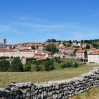 Landschaft mit Mauer